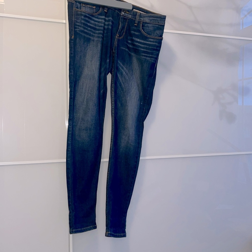 Guess power skinny jeans. Tapered at ankle. Size 31